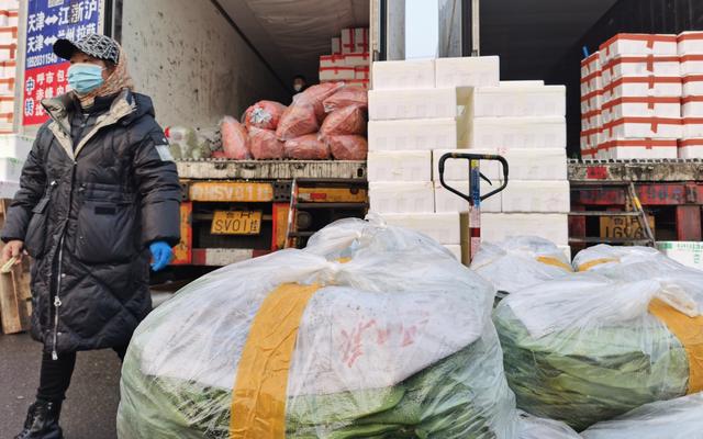 北京新发地市场的蔬菜，整体价格出现下滑趋势。新京报记者 陈琳 摄